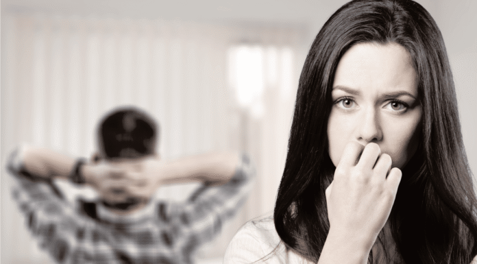 9 Signs That He Actually Has Another Girl (Side Chick) In His Life