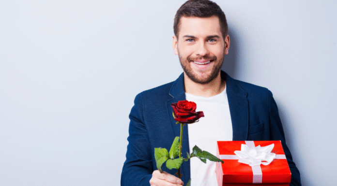 9 Clear Signs of Fake Love From A Man: Fake Relationship