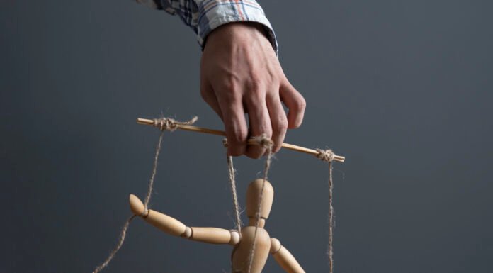 10 Simple Thinking Habits That Instantly Reveal When Someone Is Manipulating You