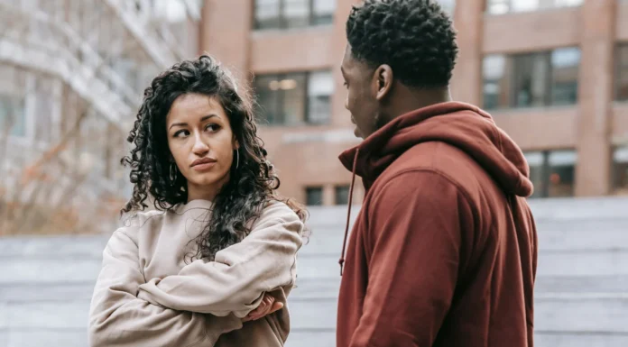 10 Subtle Things People Say or Do When They Don’t Like You (But Won’t Admit It)