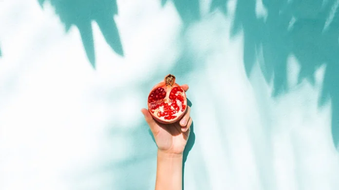 7804-hand_pomegranate_fruit-1296x728-header