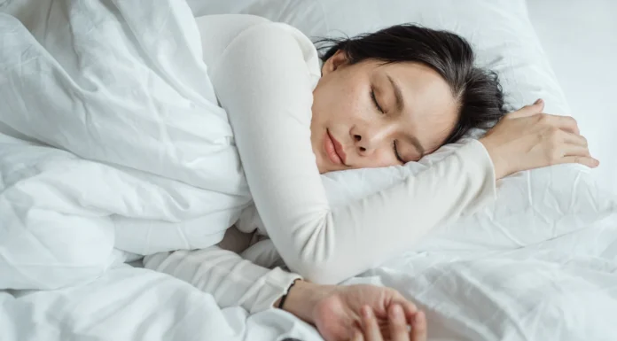Here Are the Consequences of Sleeping With a Phone in Your Bedroom